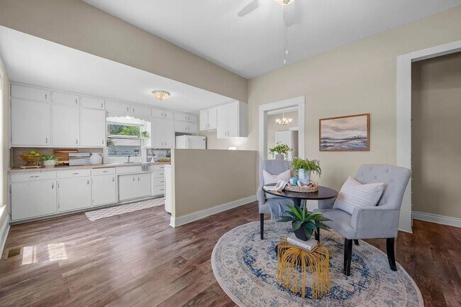 Building Photo - Adorable and Cozy 3 Bedroom!