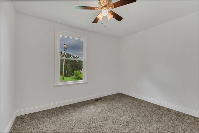 Building Photo - Incredible Fully-Updated 3 Bedroom Home wi...