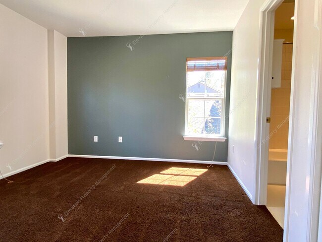 Building Photo - Charming and unique 2 BR in an upscale west Bend neighborhood