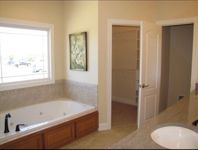 Building Photo - 1125 Cranberry Ct