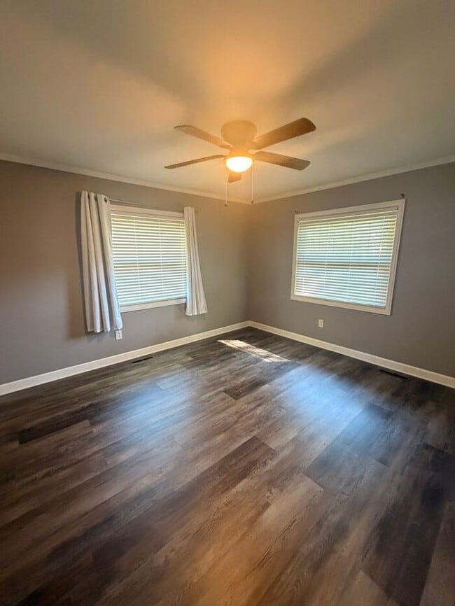 Building Photo - Home on 2.5 Acres in laurens!!