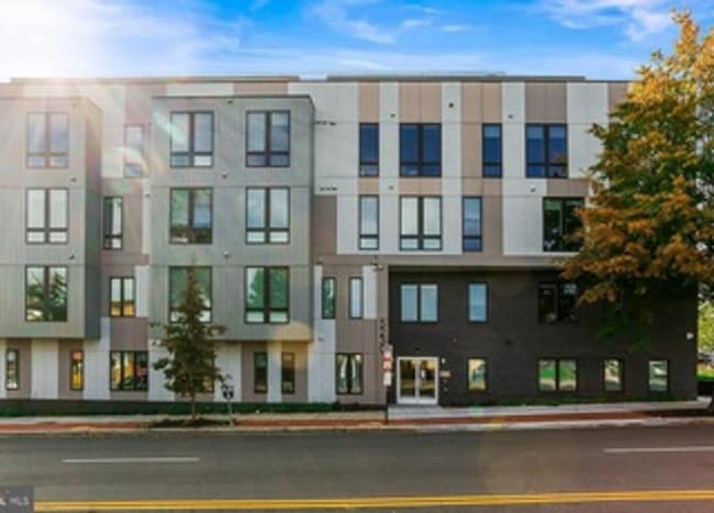 Building Photo - Spacious & Bright Furnished 2br/2ba in Pet...