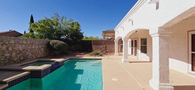 Building Photo - Stunning 4 bedroom, 2.5 bath home in West ...