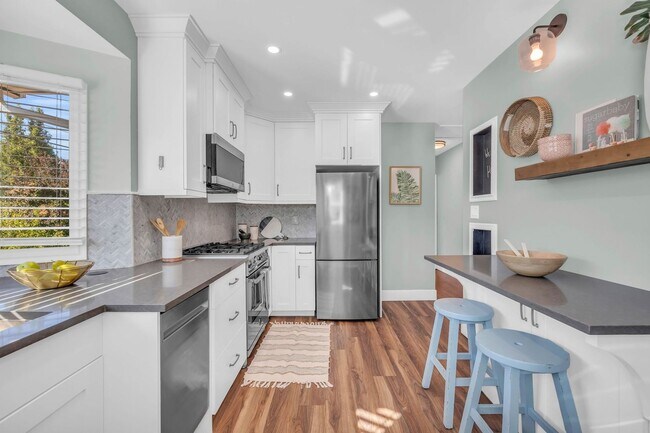 Building Photo - Stunning Single Family Home In Excellent L...