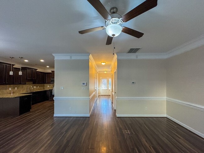 Building Photo - Lovely 3 Bed 2.5 Bath Home with Community Amenities