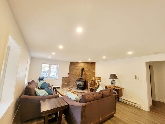 Building Photo - Spacious 4-bedroom + study home; Includes Hot tub and Pool Table - Avail. Now!