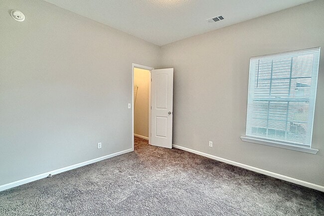 Building Photo - AVAILABLE NOW! (Pet Friendly)