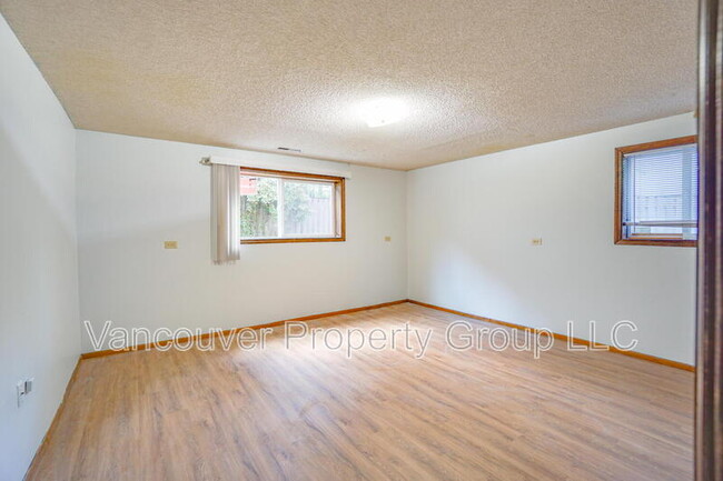 Building Photo - 7003 NW Dogwood Dr