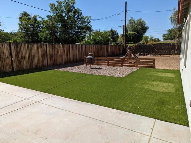 Building Photo - 1343 E Osborn Rd