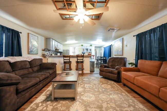 Building Photo - Modern Furnished 2 Bed/2 Bath Home • Laundry • Internet Included