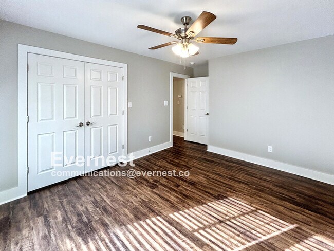 Building Photo - 4-Room Home in Prime Location Near Schools...