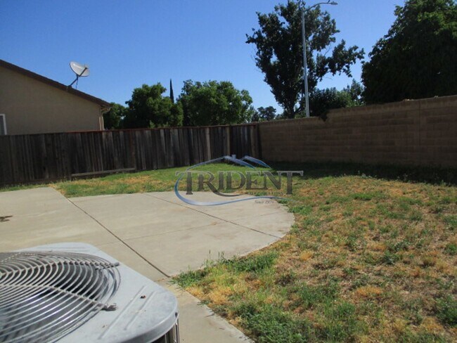 Building Photo - 3bedroom 2 .5 bath near schools and parks