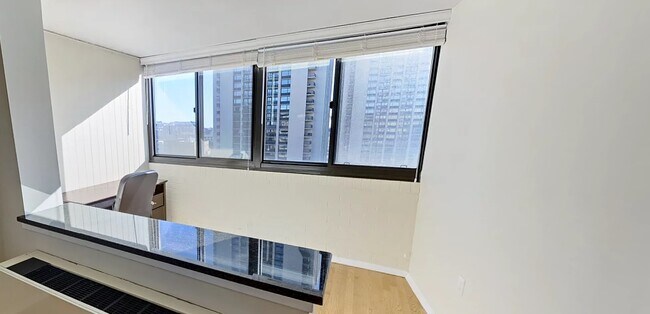 Additional Den/Office with City Views - 2 Hawthorne Pl