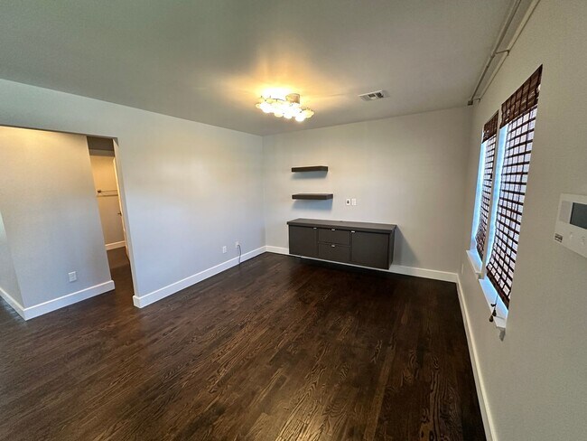 Building Photo - For Rent: Updated 3 Bed, 1.5 Bath Split-Le...