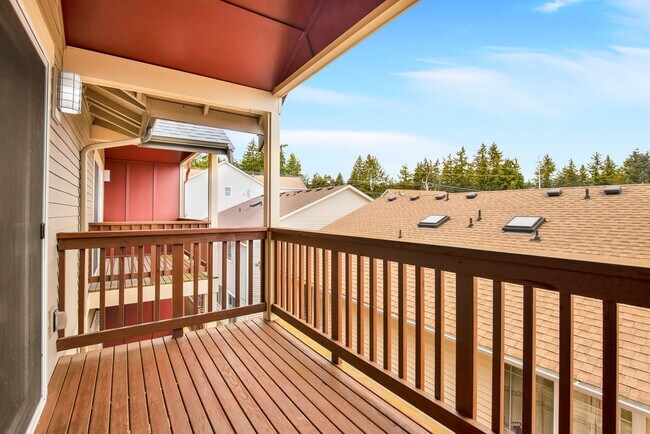 Building Photo - Efficient and Updated Townhouse Ready for Move-in!