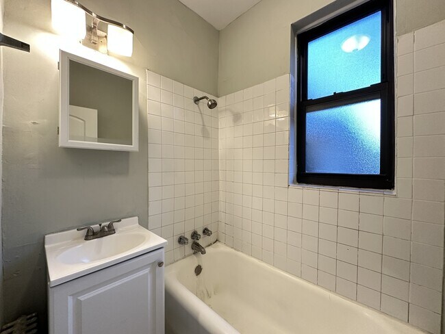 Building Photo - 4619 N Paulina St