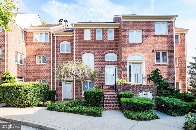 Building Photo - Elegant Arlington Residence with Comfortable Living and Ideal Location