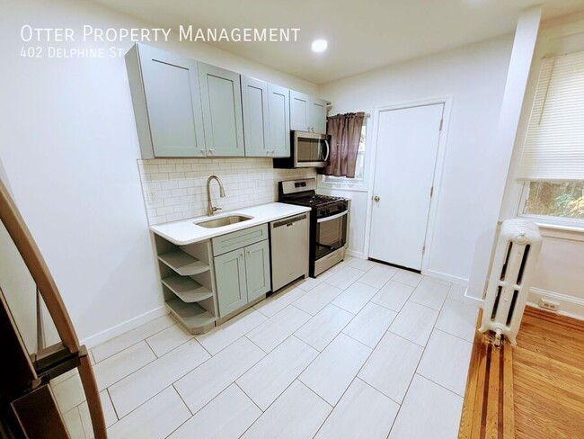 Building Photo - 402 Delphine St