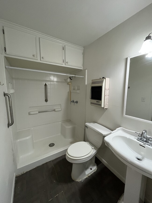 Building Photo - 2048 Oak Ave