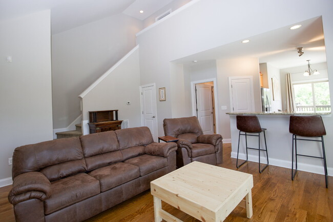 Building Photo - Charming End-Unit Townhome in Southern Pines