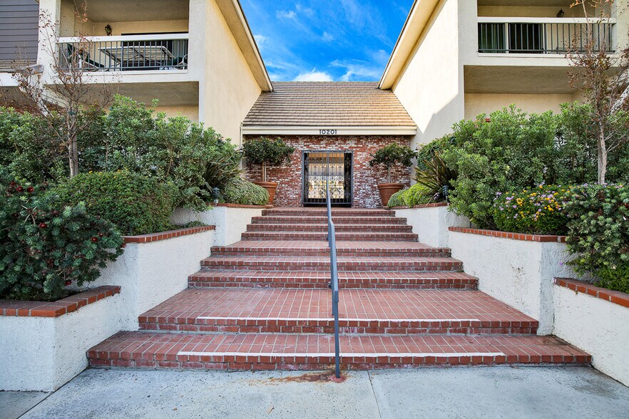 Front Of HOA - 10201 Mason Ave