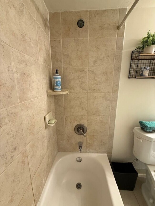 Building Photo - 2 Bed 1 Bath Spacious Apartment