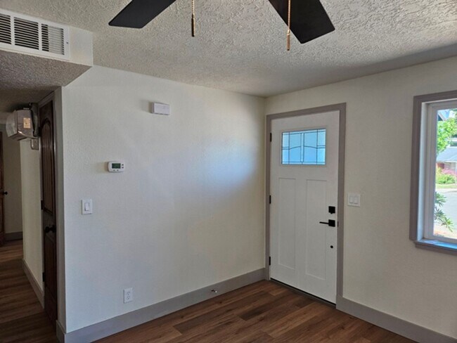 Building Photo - 3Bd/1.5Ba Single Story Home - For viewing!