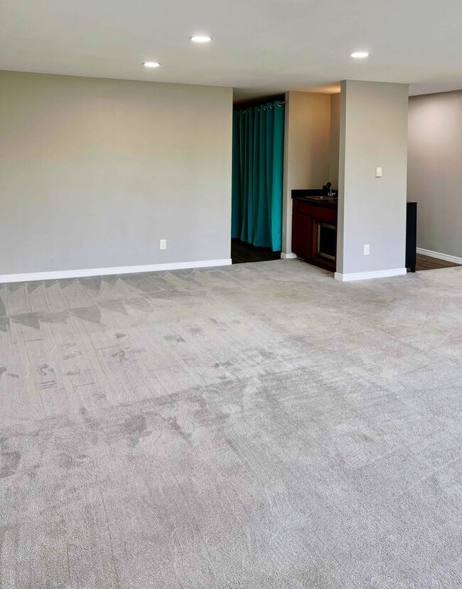 Building Photo - 2 Bed / 2 Bath updated Mercer Island condo...