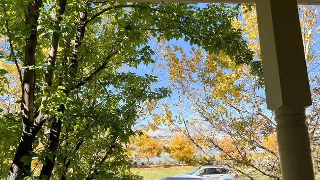 Building Photo - Fully Furnished Townhouse with Lake Views