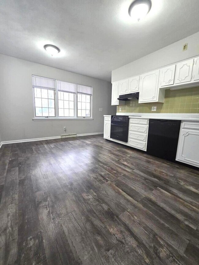 Building Photo - 714 N Bridge St