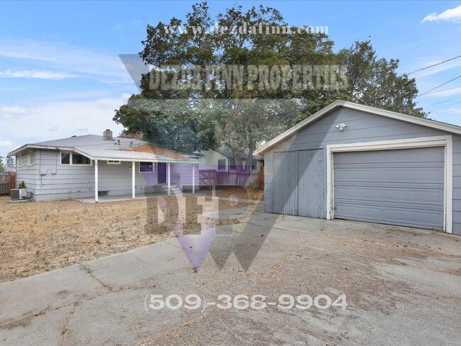 Building Photo - 5 Bed, 2 Bath Home Conveniently Located in...