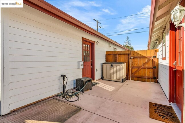 Building Photo - 507 Maple St