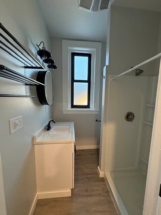 secondary bathroom - 1 Clinton St