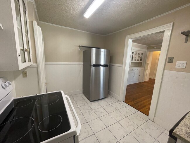 Building Photo - Charming 2/1 Downstairs Apartment Unit w/ ...