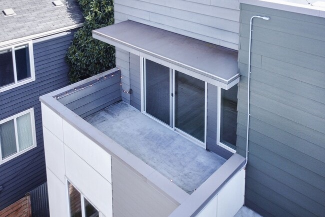 Building Photo - Welcome Home Modern Townhome in the heart of Freemont
