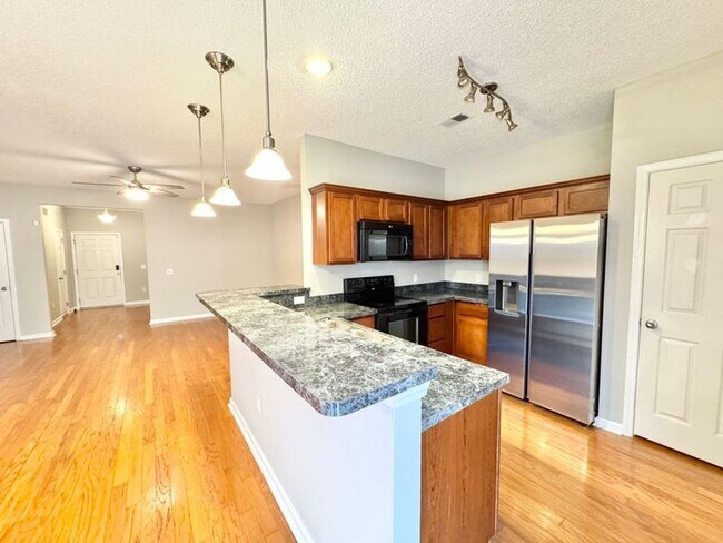 Building Photo - Townhome located in Live Oak!!