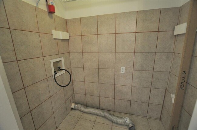 Building Photo - 6851 Roswell Rd