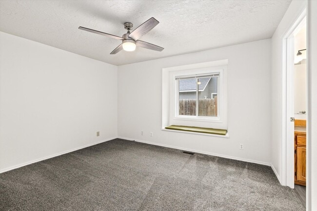 Building Photo - Charming 3-Bed, 3-Bath Home in Quiet Boise...