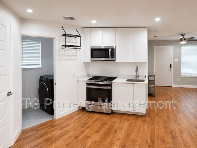 Building Photo - 3825 Dismount St