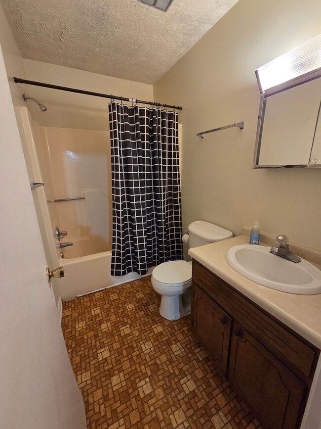 Building Photo - Campus View 1 Bedroom Apt. -Walking Distance to UGA!