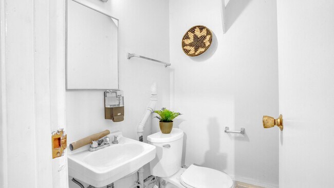 Building Photo - Two Bedroom Condo in SOMA with Yard, Parking, and W/D.
