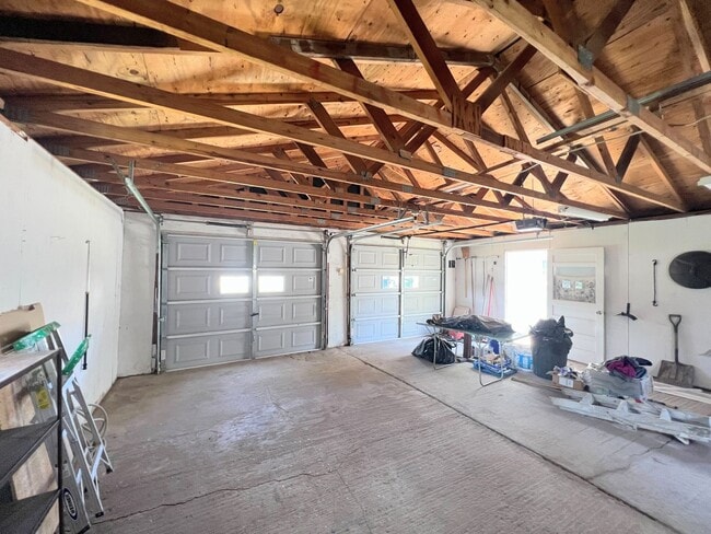 Building Photo - 2 bedroom home with two car garage