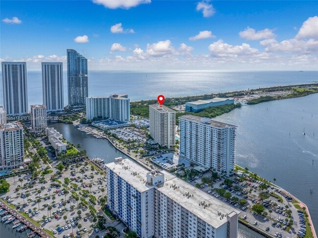 Building Photo - 300 Bayview Dr
