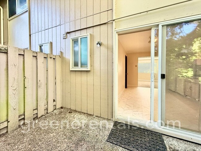 Building Photo - 2-Bedroom 1.5-Bathroom Condo in West Olympia