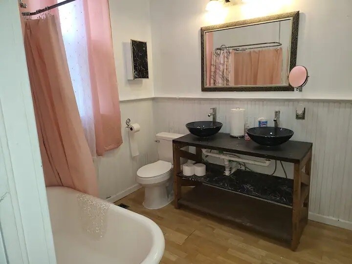 Building Photo - 200 Clisby Plz