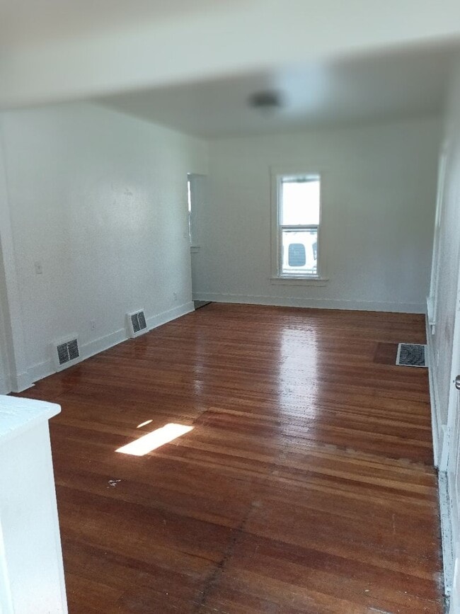 Building Photo - BUY ON CONTRACT MOVE IN READY! RENT TO OWN...