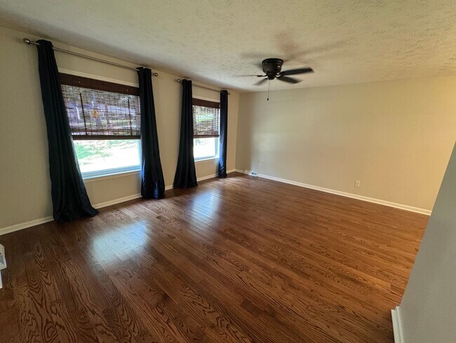 Building Photo - Spacious 3/2.5 House in Twickenham Estates...