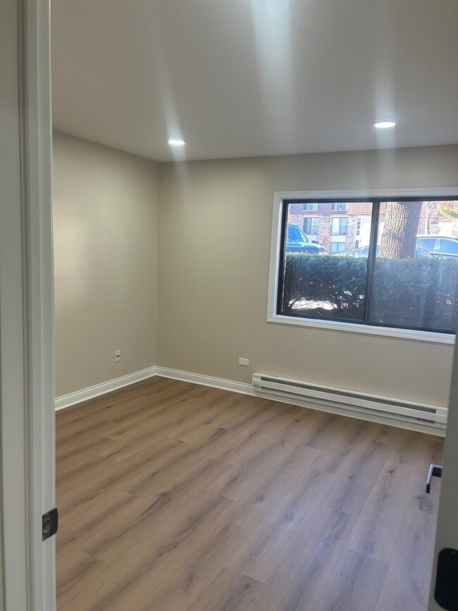 Building Photo - 194 N Waters Edge Dr