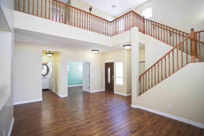 Building Photo - 512 E Rainbow Dr