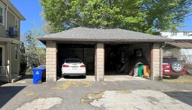 Building Photo - 15 Castleton St
